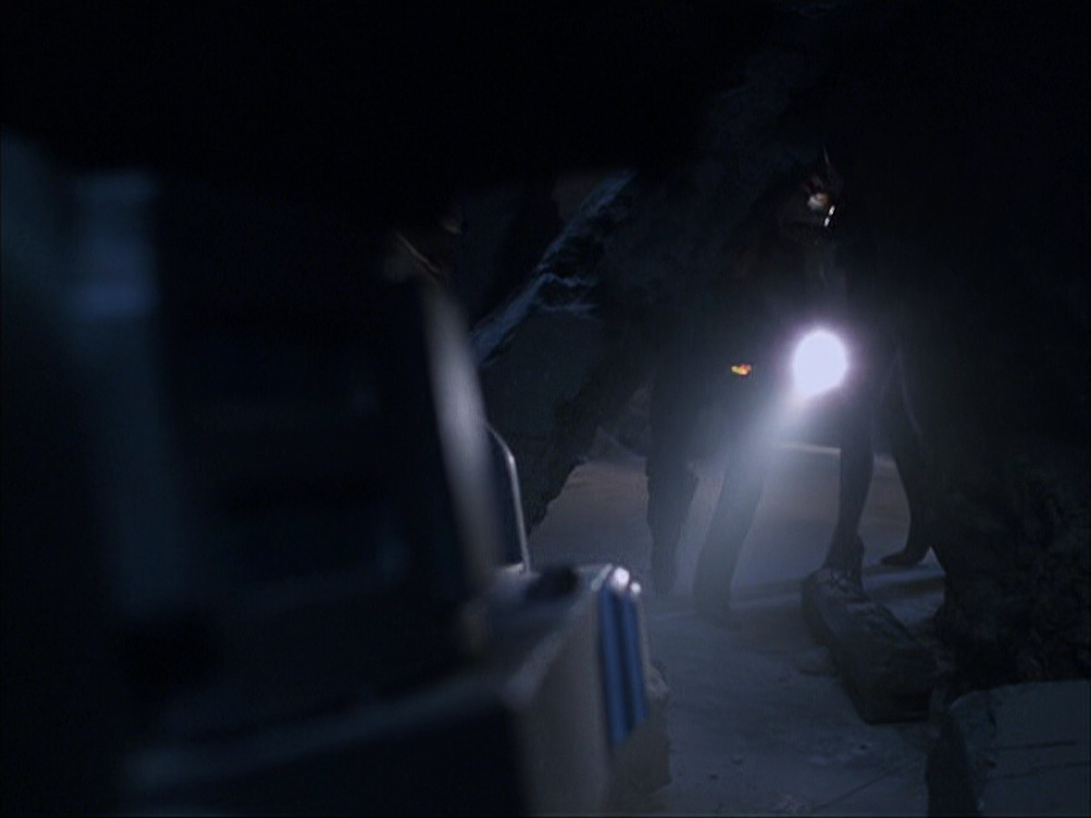 extant_StarTrek_VOY_6x07-DragonsTeeth_00756.jpg