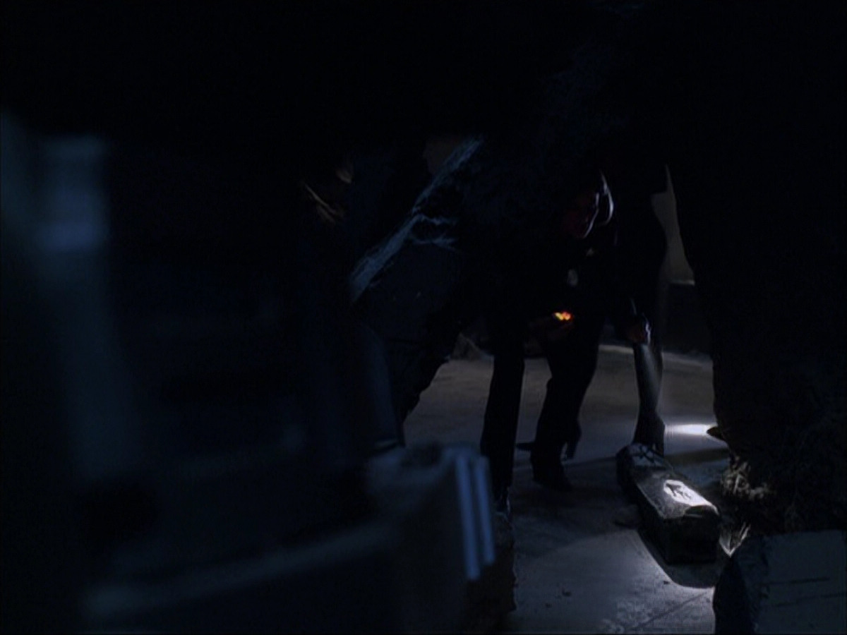extant_StarTrek_VOY_6x07-DragonsTeeth_00757.jpg