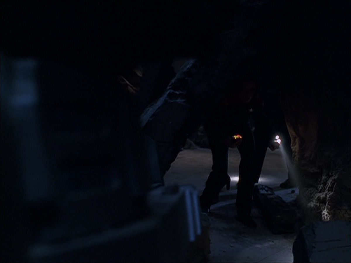 extant_StarTrek_VOY_6x07-DragonsTeeth_00759.jpg