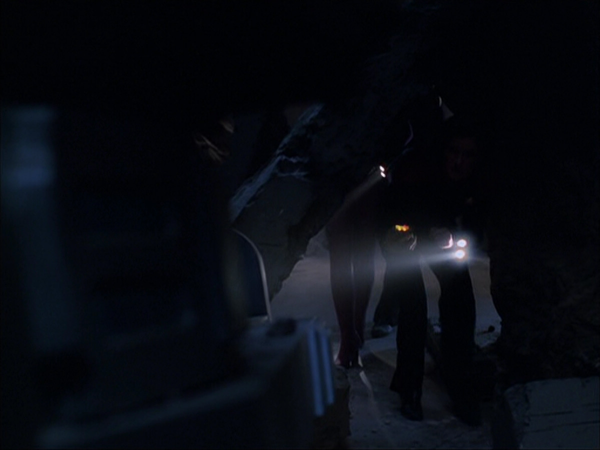 extant_StarTrek_VOY_6x07-DragonsTeeth_00761.jpg