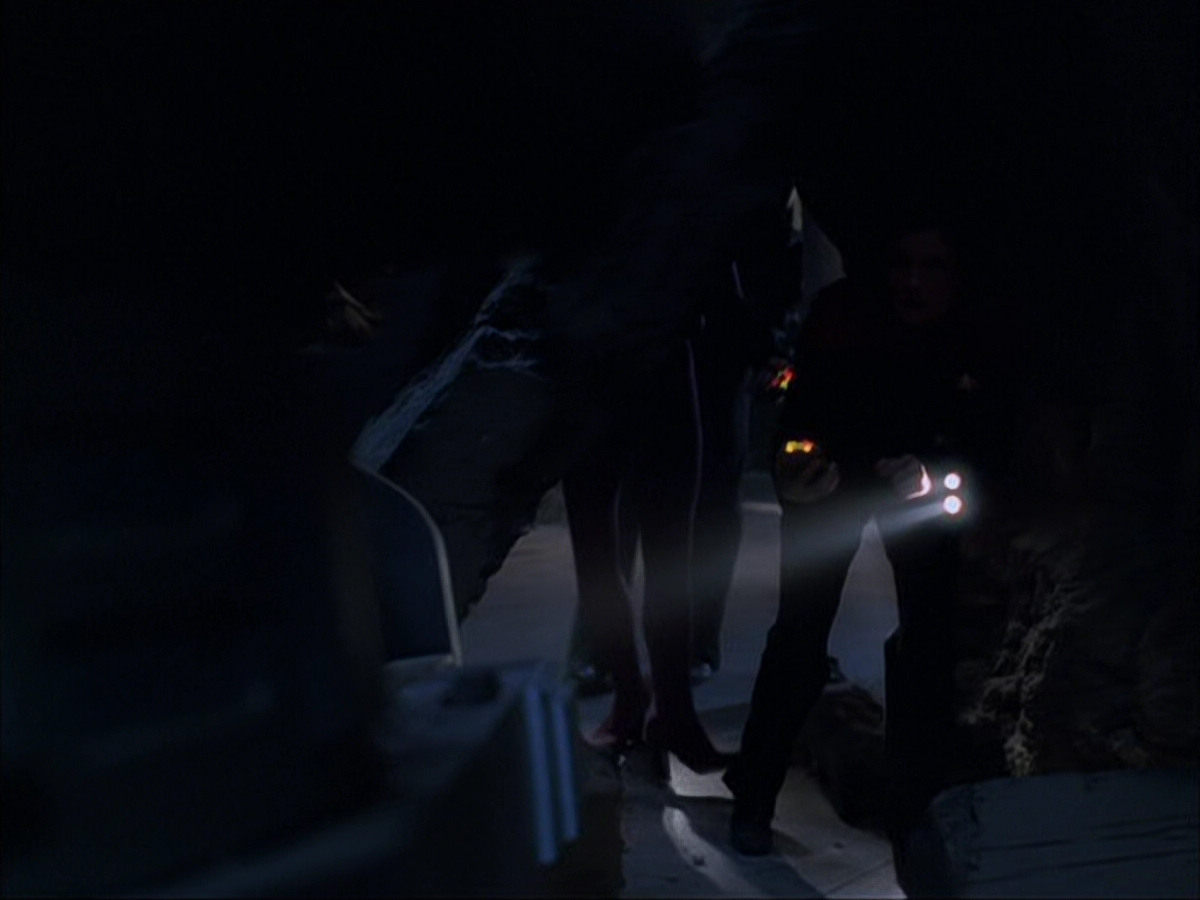 extant_StarTrek_VOY_6x07-DragonsTeeth_00762.jpg
