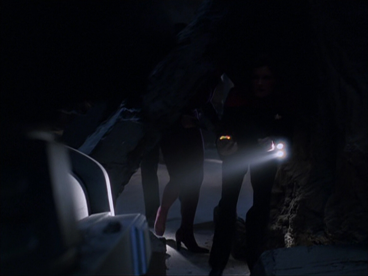 extant_StarTrek_VOY_6x07-DragonsTeeth_00763.jpg