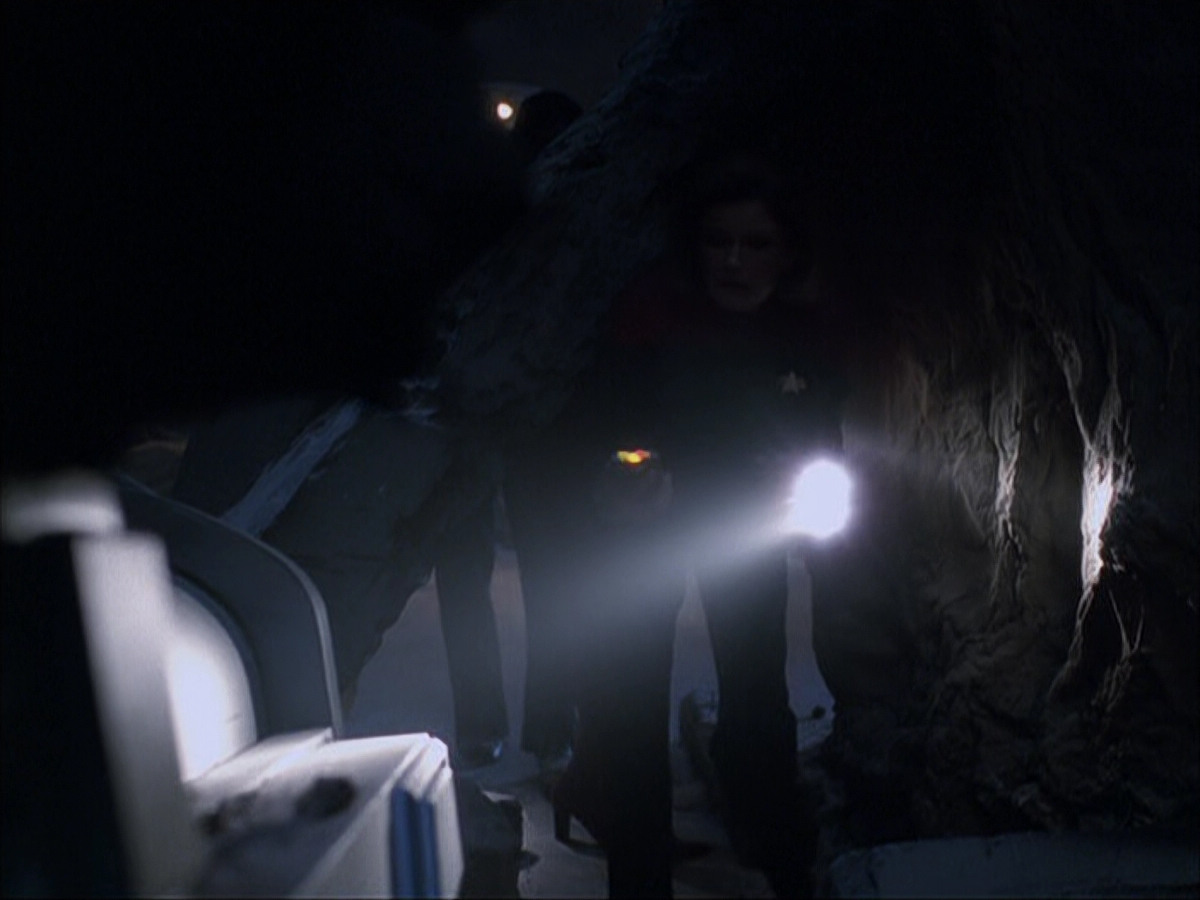 extant_StarTrek_VOY_6x07-DragonsTeeth_00764.jpg
