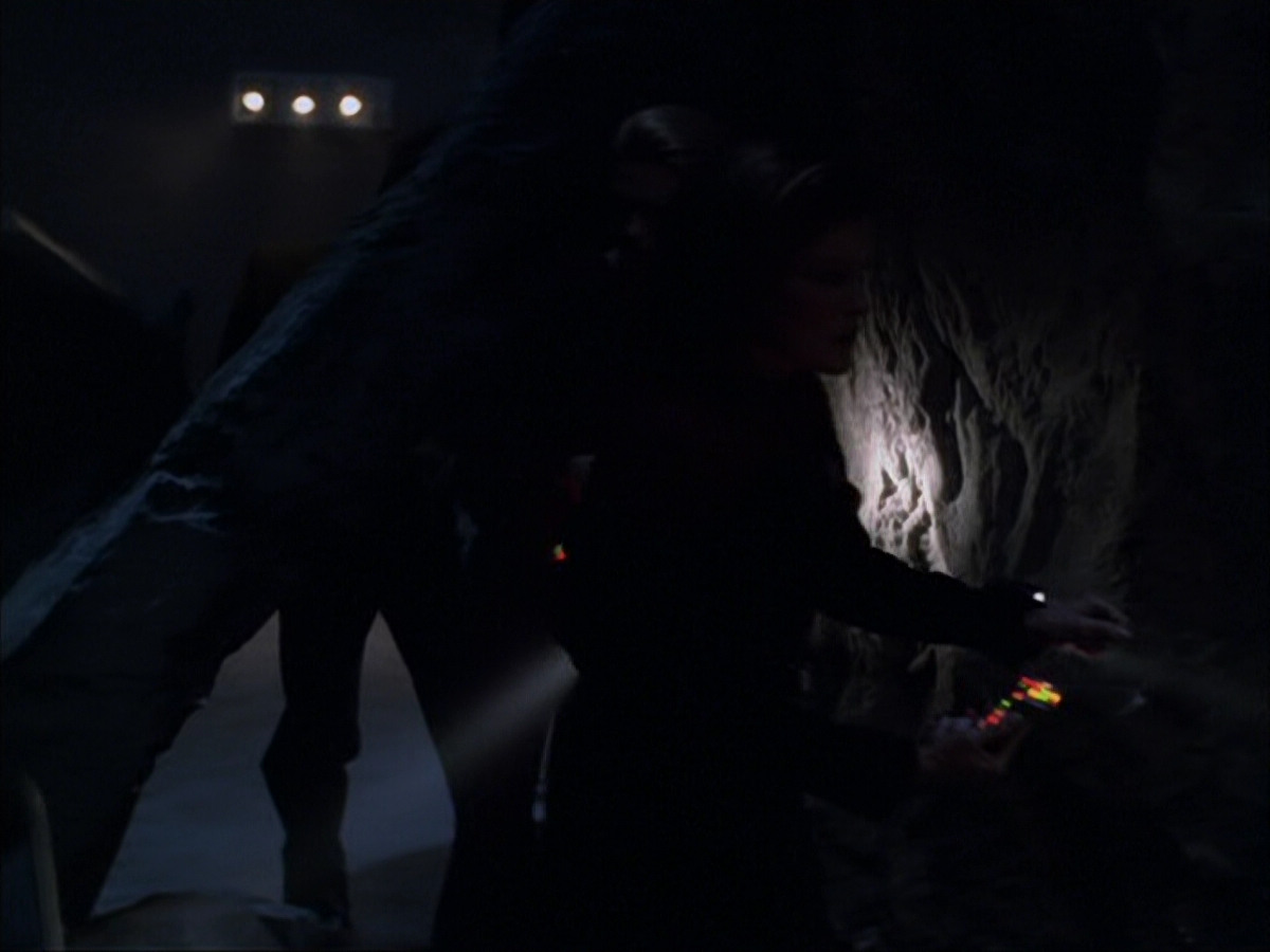 extant_StarTrek_VOY_6x07-DragonsTeeth_00768.jpg