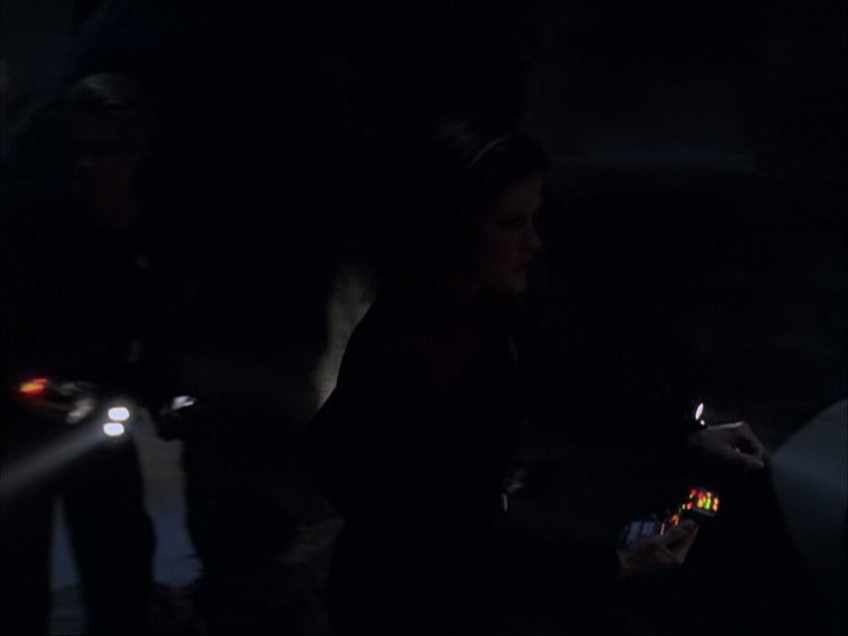 extant_StarTrek_VOY_6x07-DragonsTeeth_00769.jpg