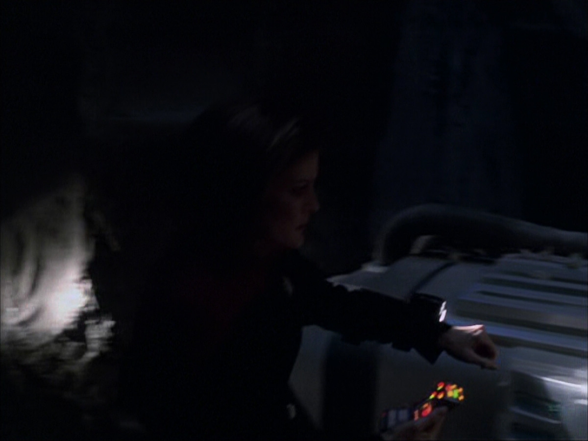 extant_StarTrek_VOY_6x07-DragonsTeeth_00770.jpg
