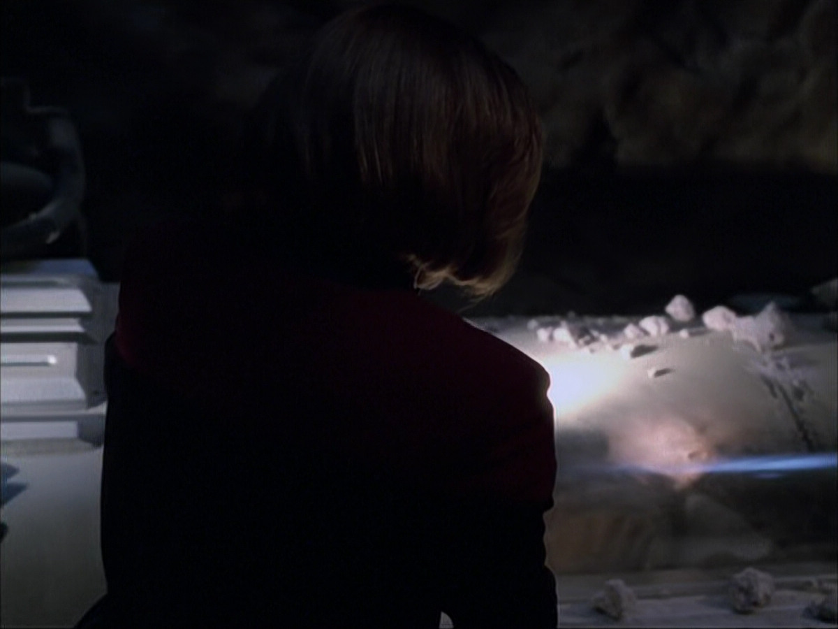 extant_StarTrek_VOY_6x07-DragonsTeeth_00773.jpg