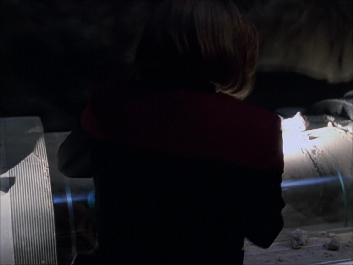 extant_StarTrek_VOY_6x07-DragonsTeeth_00774.jpg
