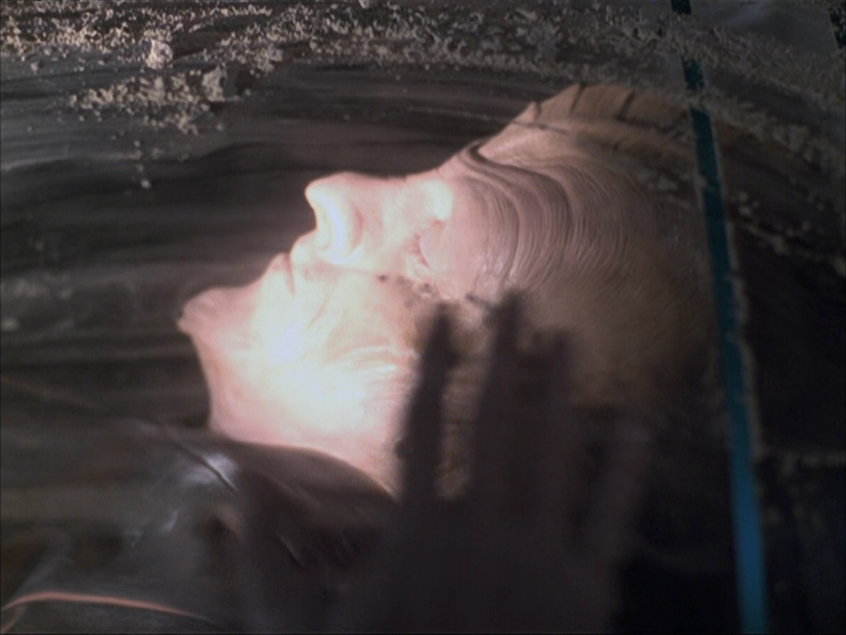 extant_StarTrek_VOY_6x07-DragonsTeeth_00778.jpg