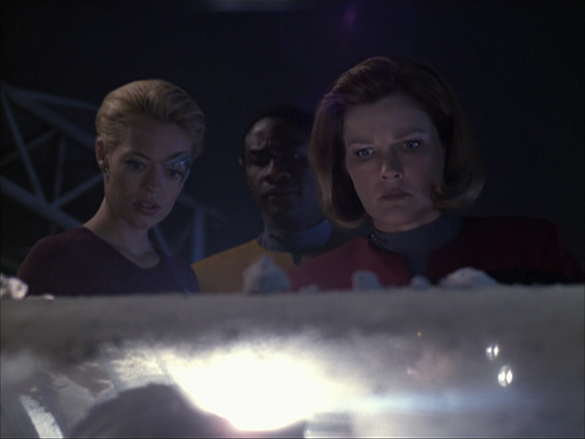 extant_StarTrek_VOY_6x07-DragonsTeeth_00780.jpg