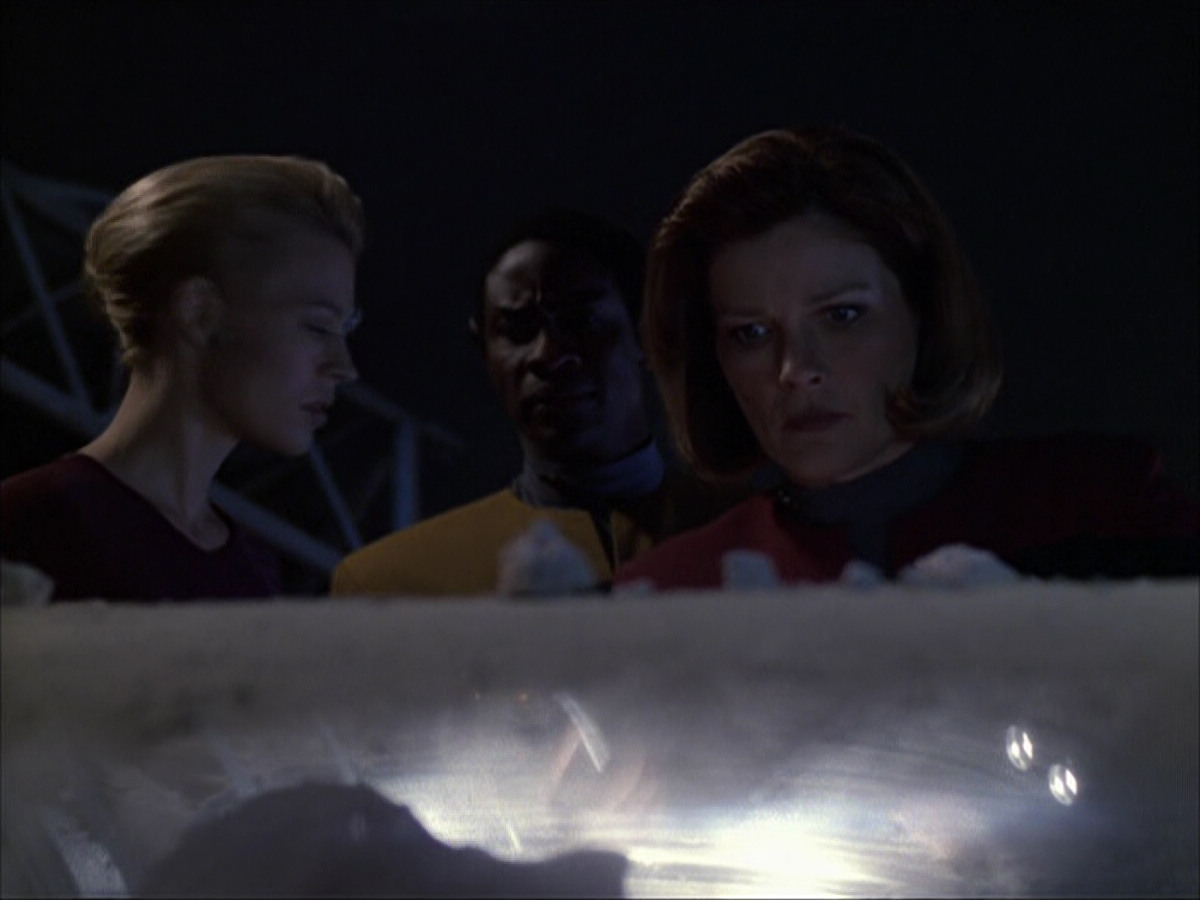 extant_StarTrek_VOY_6x07-DragonsTeeth_00782.jpg