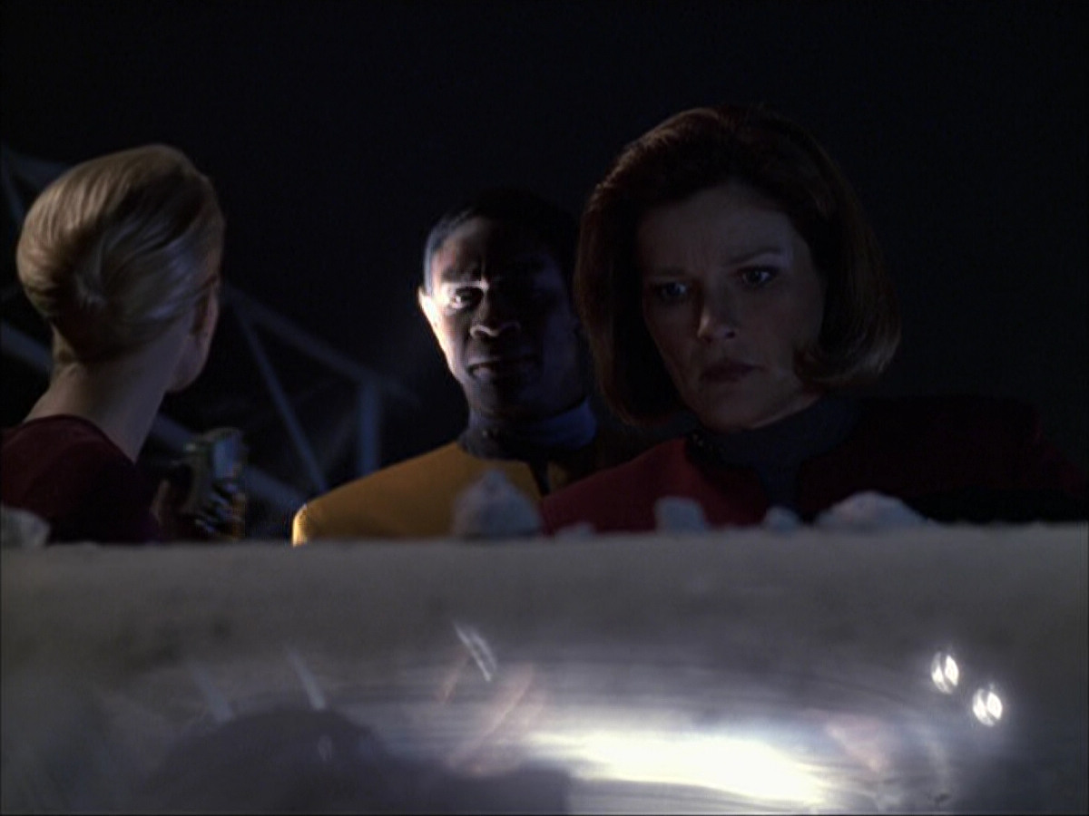 extant_StarTrek_VOY_6x07-DragonsTeeth_00783.jpg