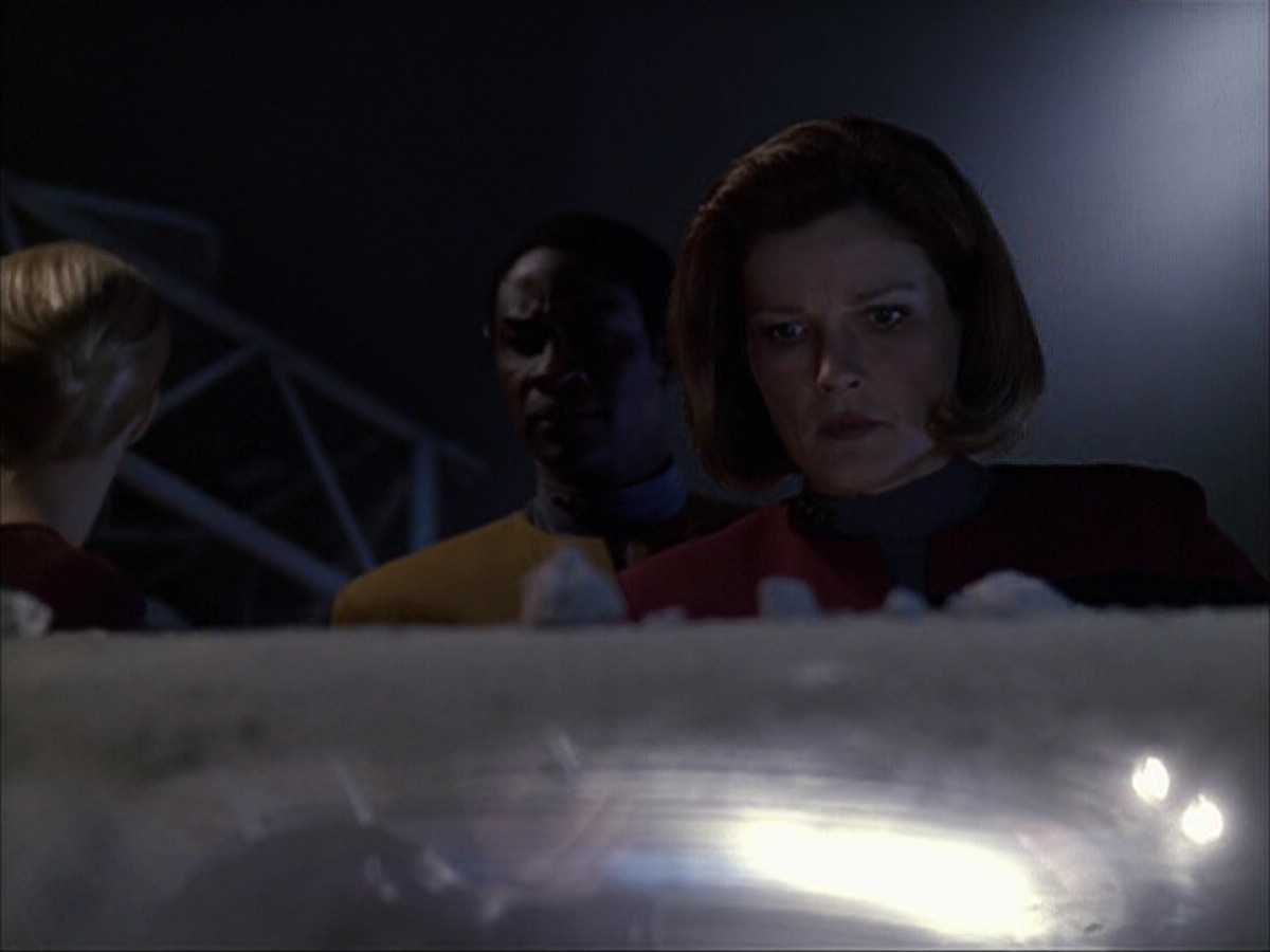 extant_StarTrek_VOY_6x07-DragonsTeeth_00784.jpg