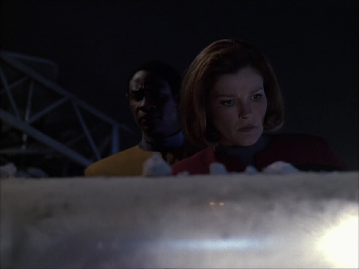 extant_StarTrek_VOY_6x07-DragonsTeeth_00785.jpg