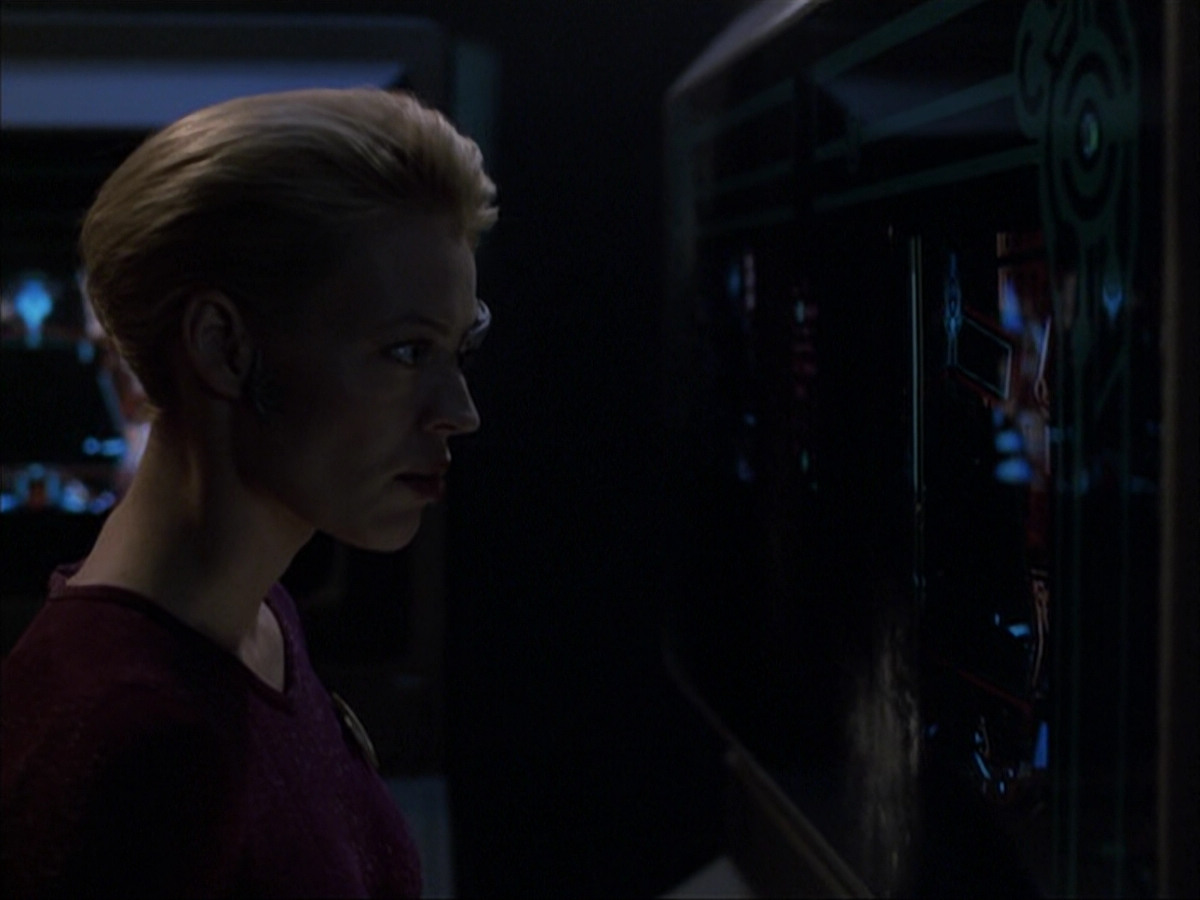 extant_StarTrek_VOY_6x07-DragonsTeeth_00794.jpg