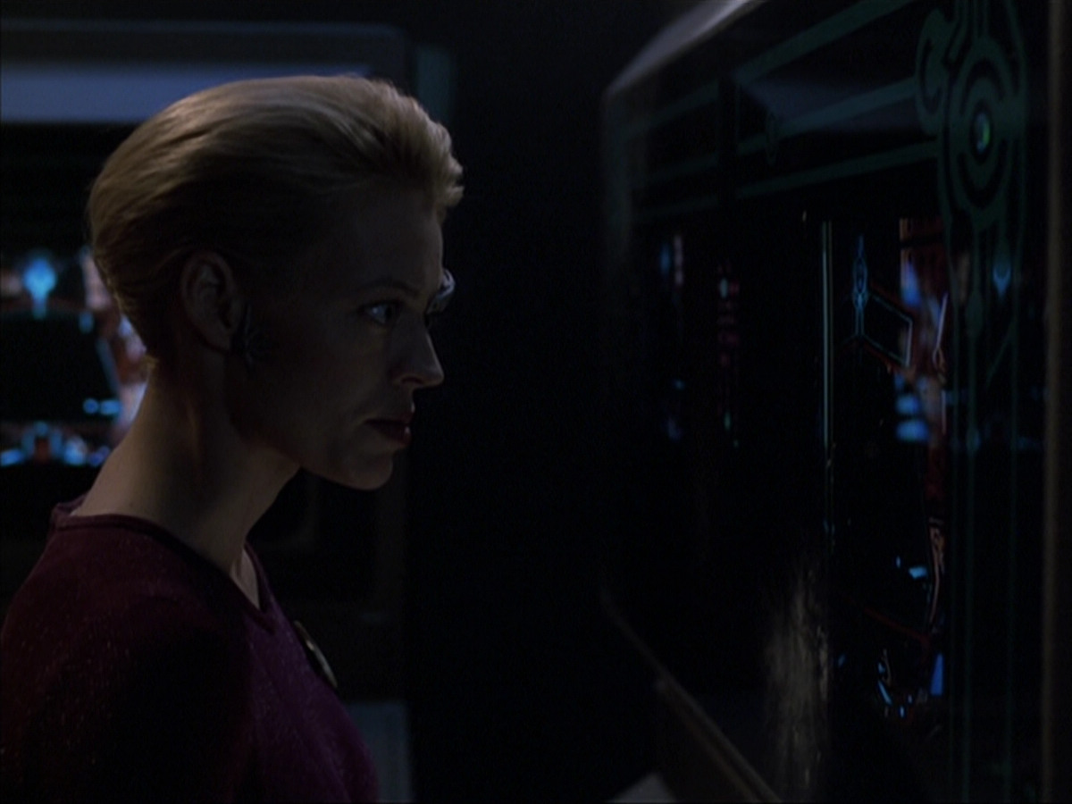 extant_StarTrek_VOY_6x07-DragonsTeeth_00795.jpg