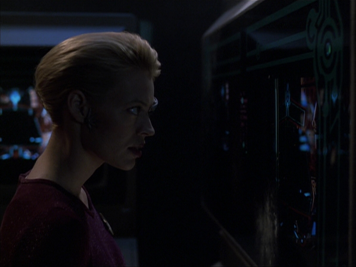 extant_StarTrek_VOY_6x07-DragonsTeeth_00798.jpg