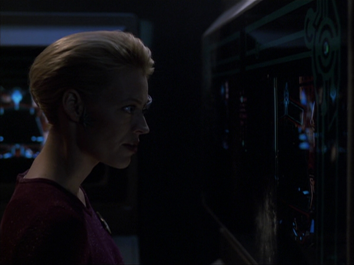 extant_StarTrek_VOY_6x07-DragonsTeeth_00799.jpg
