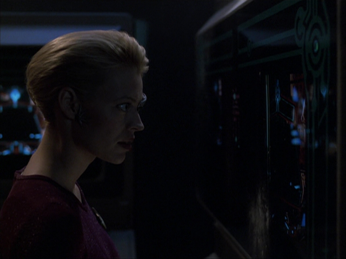 extant_StarTrek_VOY_6x07-DragonsTeeth_00800.jpg