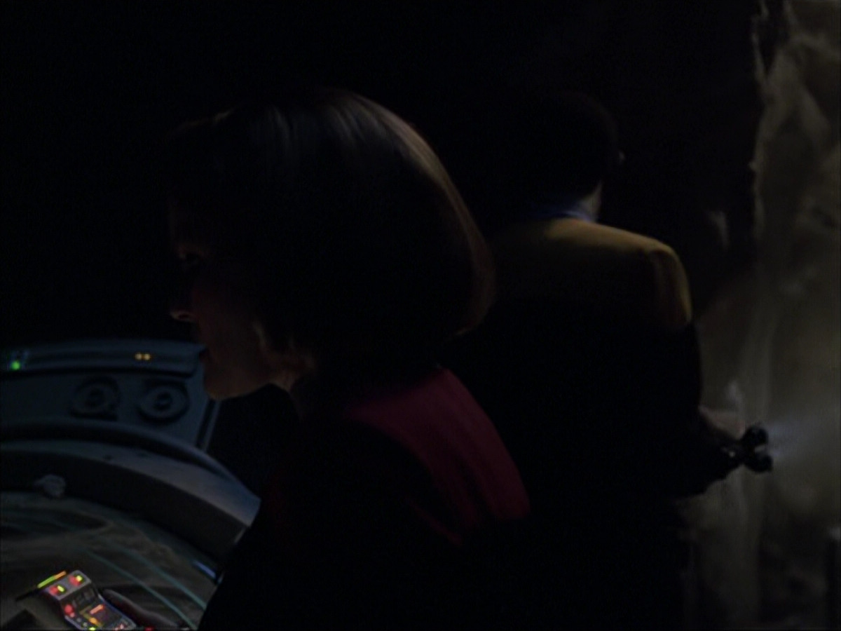 extant_StarTrek_VOY_6x07-DragonsTeeth_00801.jpg