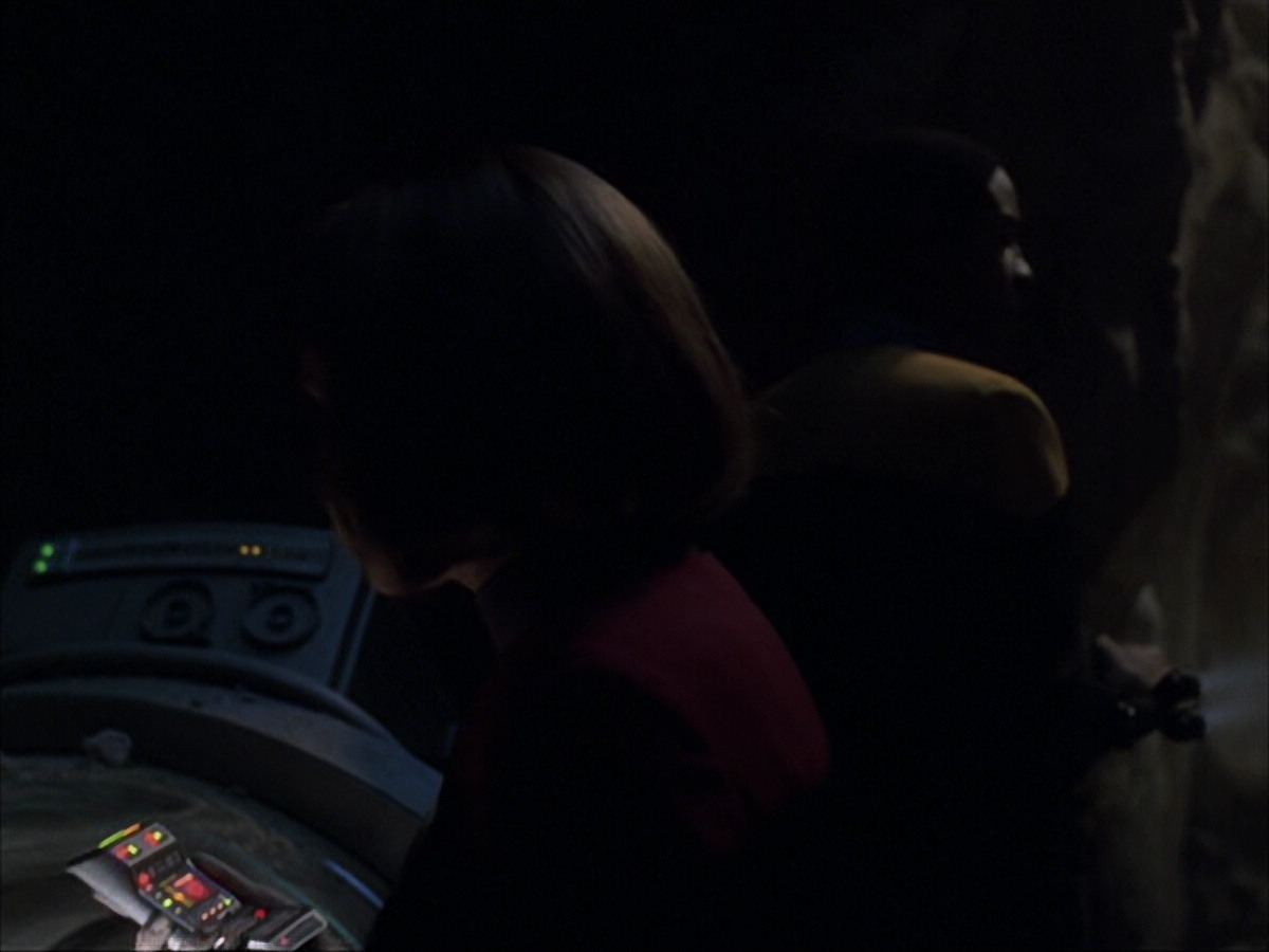 extant_StarTrek_VOY_6x07-DragonsTeeth_00802.jpg