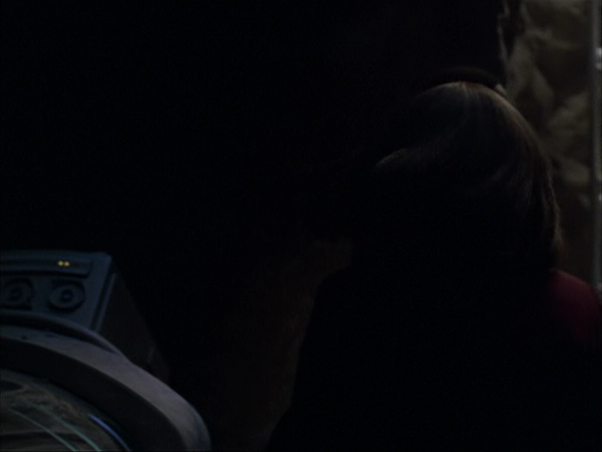 extant_StarTrek_VOY_6x07-DragonsTeeth_00804.jpg