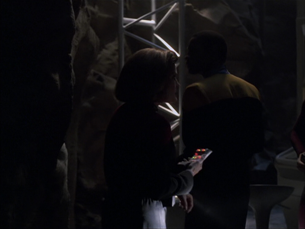 extant_StarTrek_VOY_6x07-DragonsTeeth_00807.jpg
