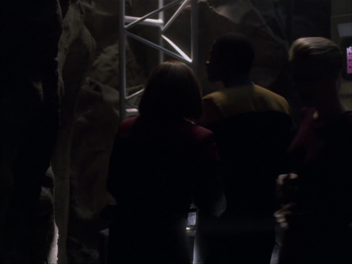 extant_StarTrek_VOY_6x07-DragonsTeeth_00808.jpg