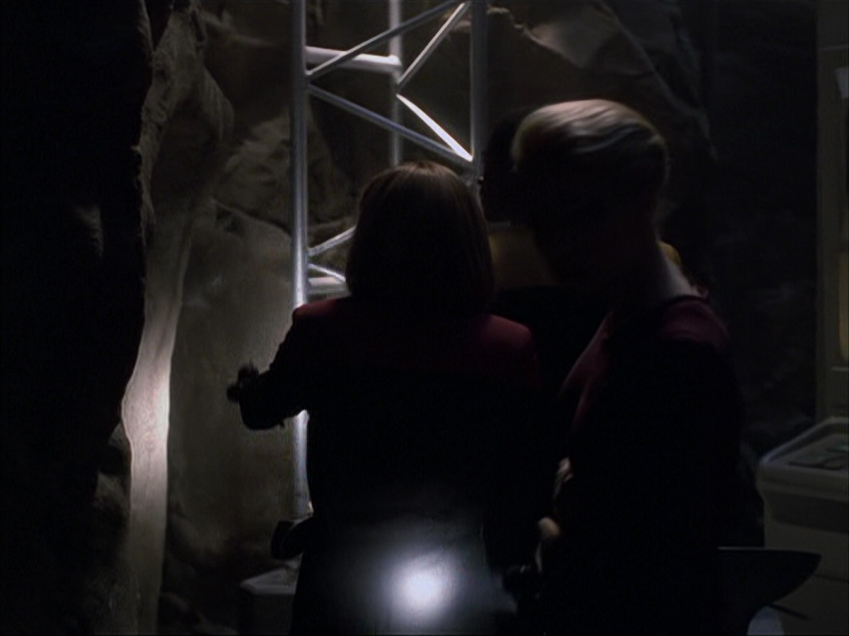 extant_StarTrek_VOY_6x07-DragonsTeeth_00809.jpg