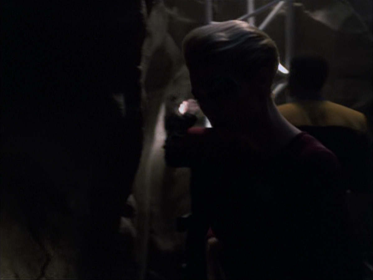 extant_StarTrek_VOY_6x07-DragonsTeeth_00810.jpg
