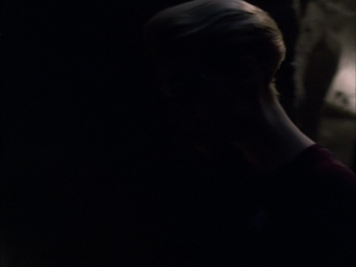 extant_StarTrek_VOY_6x07-DragonsTeeth_00811.jpg