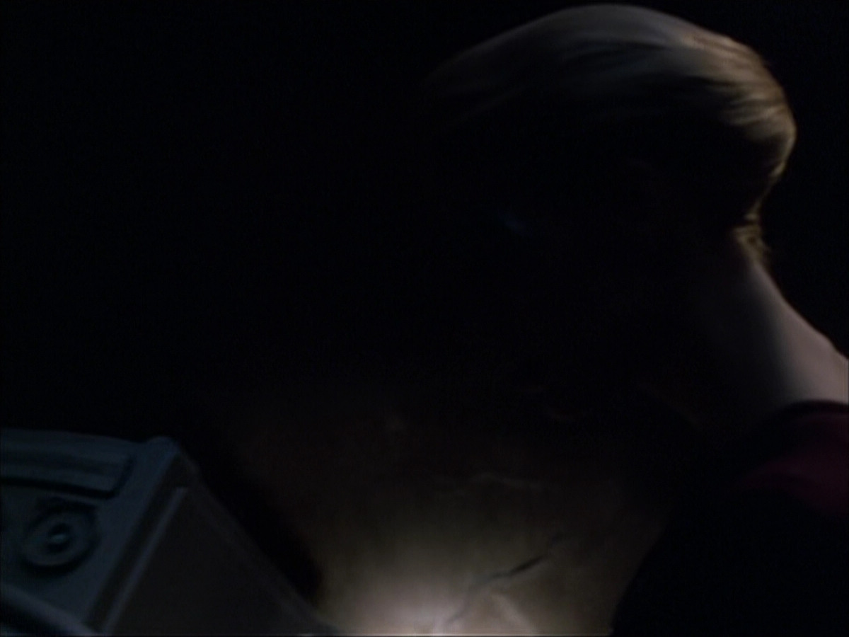 extant_StarTrek_VOY_6x07-DragonsTeeth_00812.jpg