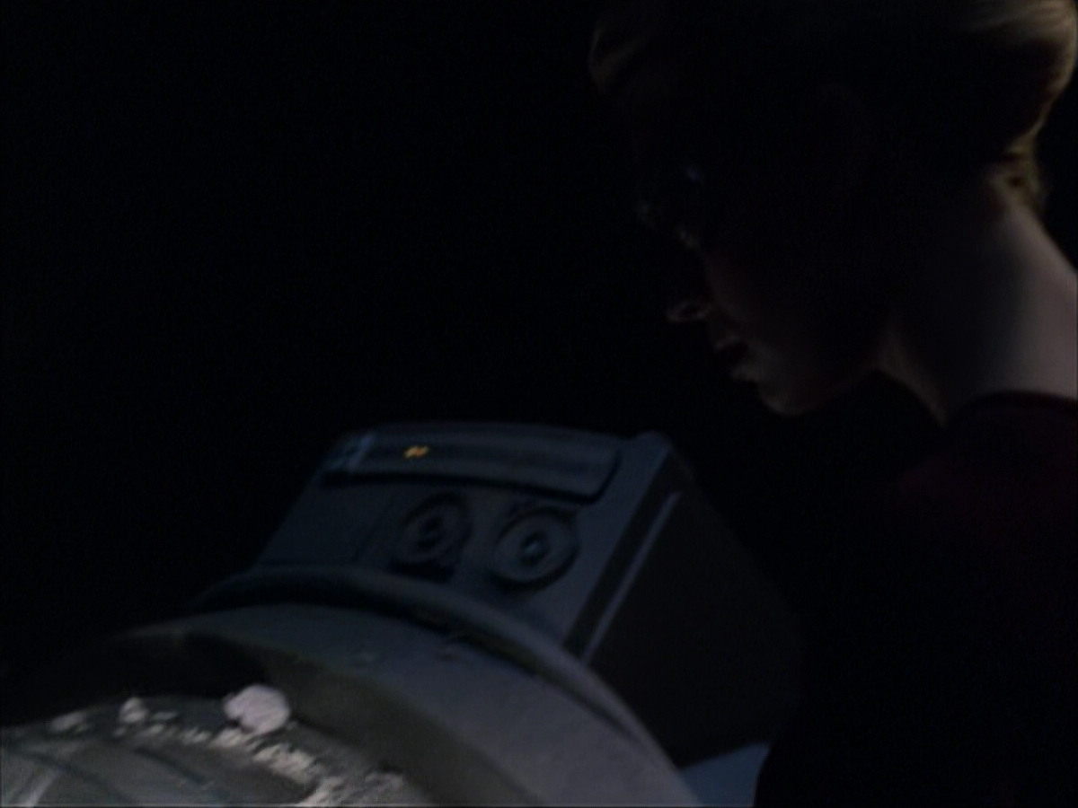 extant_StarTrek_VOY_6x07-DragonsTeeth_00813.jpg