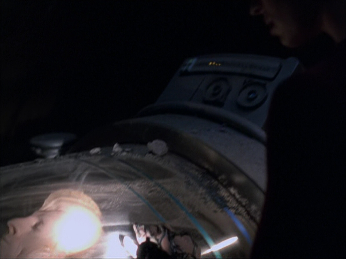 extant_StarTrek_VOY_6x07-DragonsTeeth_00814.jpg