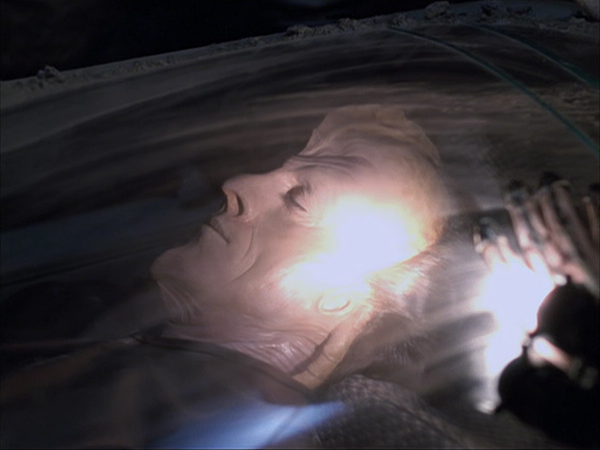 extant_StarTrek_VOY_6x07-DragonsTeeth_00817.jpg
