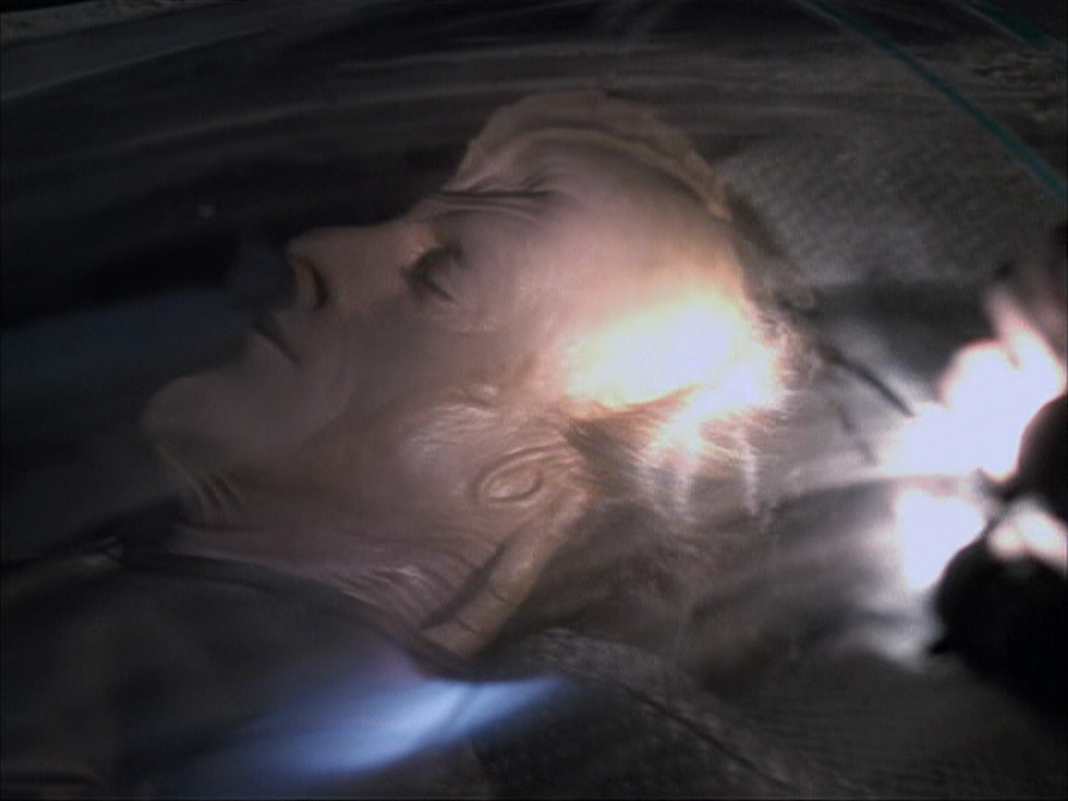extant_StarTrek_VOY_6x07-DragonsTeeth_00826.jpg