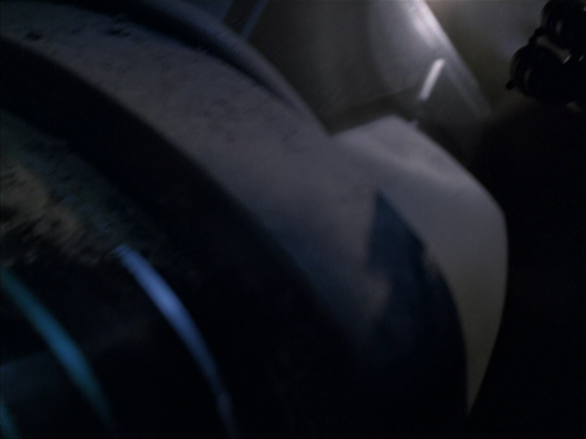 extant_StarTrek_VOY_6x07-DragonsTeeth_00828.jpg