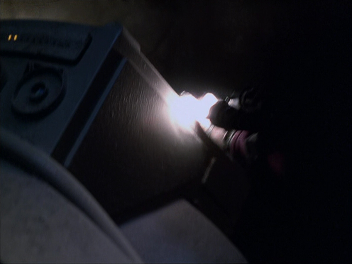 extant_StarTrek_VOY_6x07-DragonsTeeth_00829.jpg