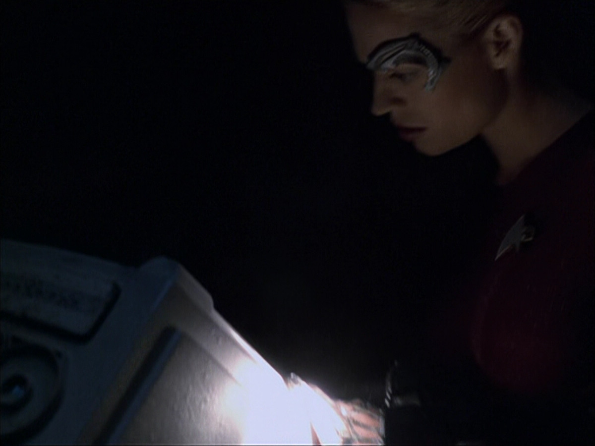 extant_StarTrek_VOY_6x07-DragonsTeeth_00830.jpg
