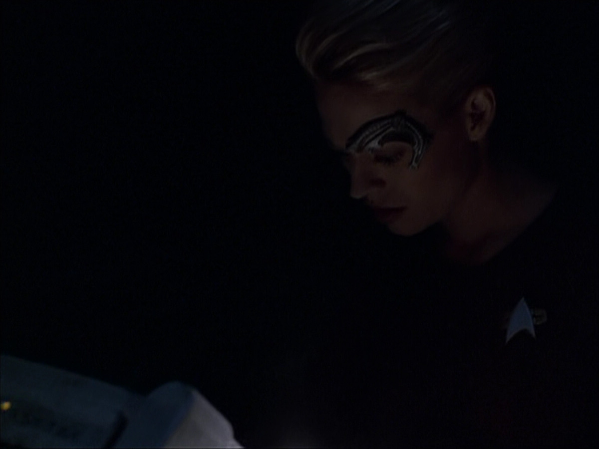 extant_StarTrek_VOY_6x07-DragonsTeeth_00831.jpg