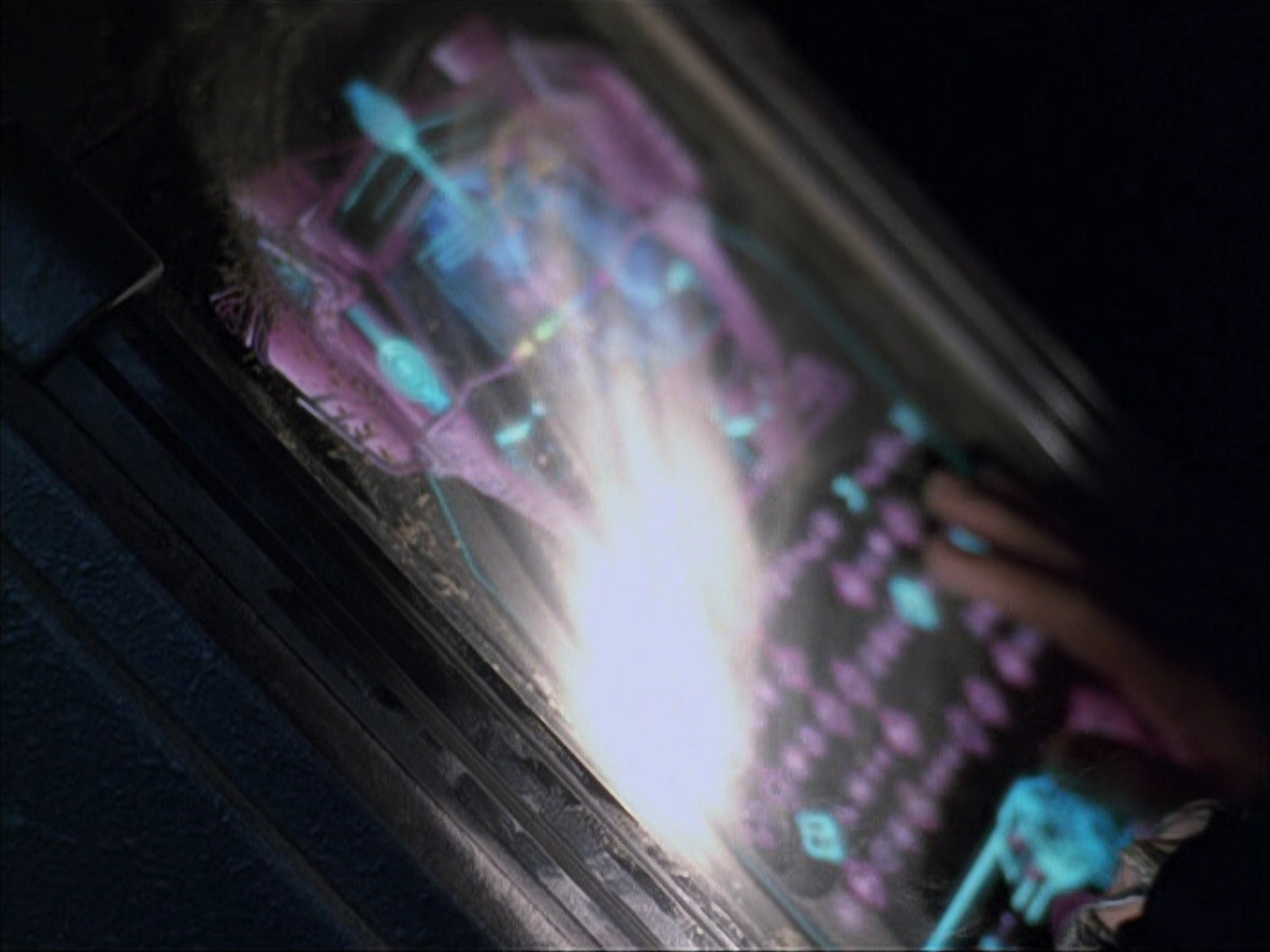 extant_StarTrek_VOY_6x07-DragonsTeeth_00835.jpg