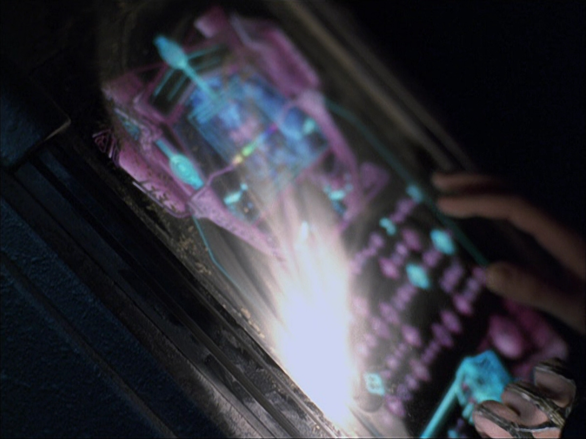 extant_StarTrek_VOY_6x07-DragonsTeeth_00836.jpg