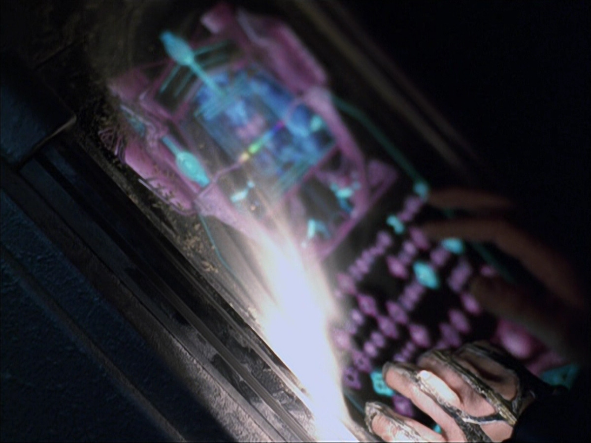 extant_StarTrek_VOY_6x07-DragonsTeeth_00837.jpg