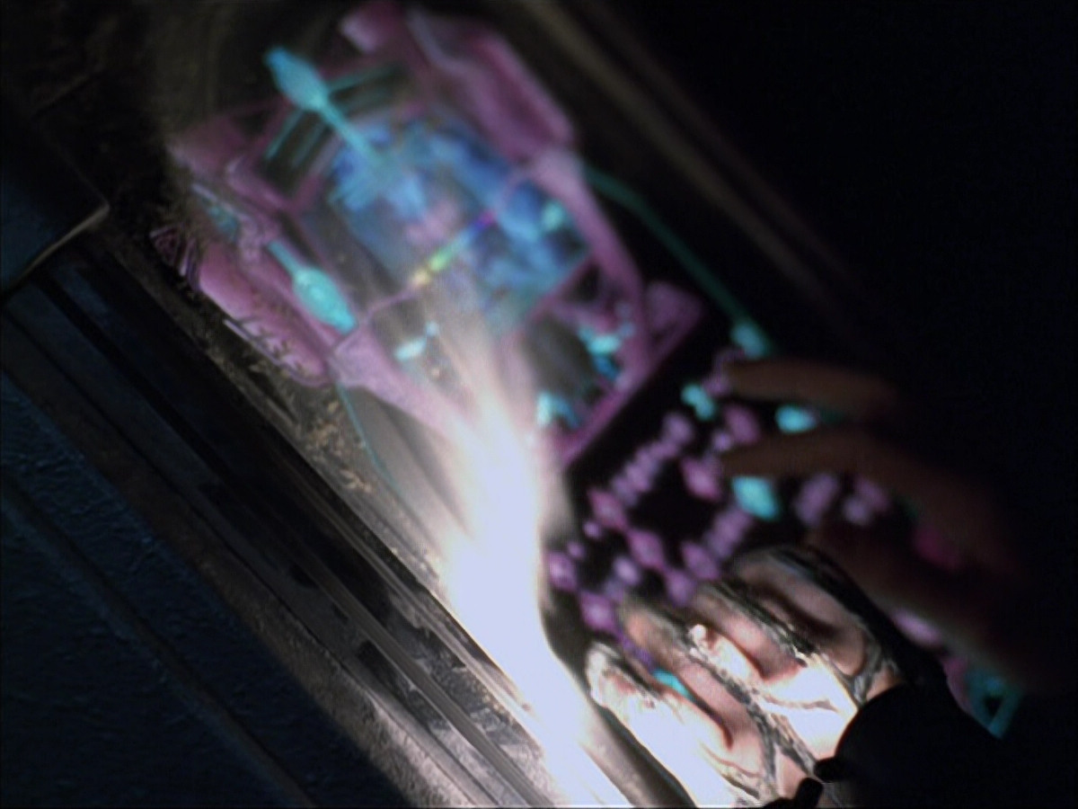 extant_StarTrek_VOY_6x07-DragonsTeeth_00838.jpg