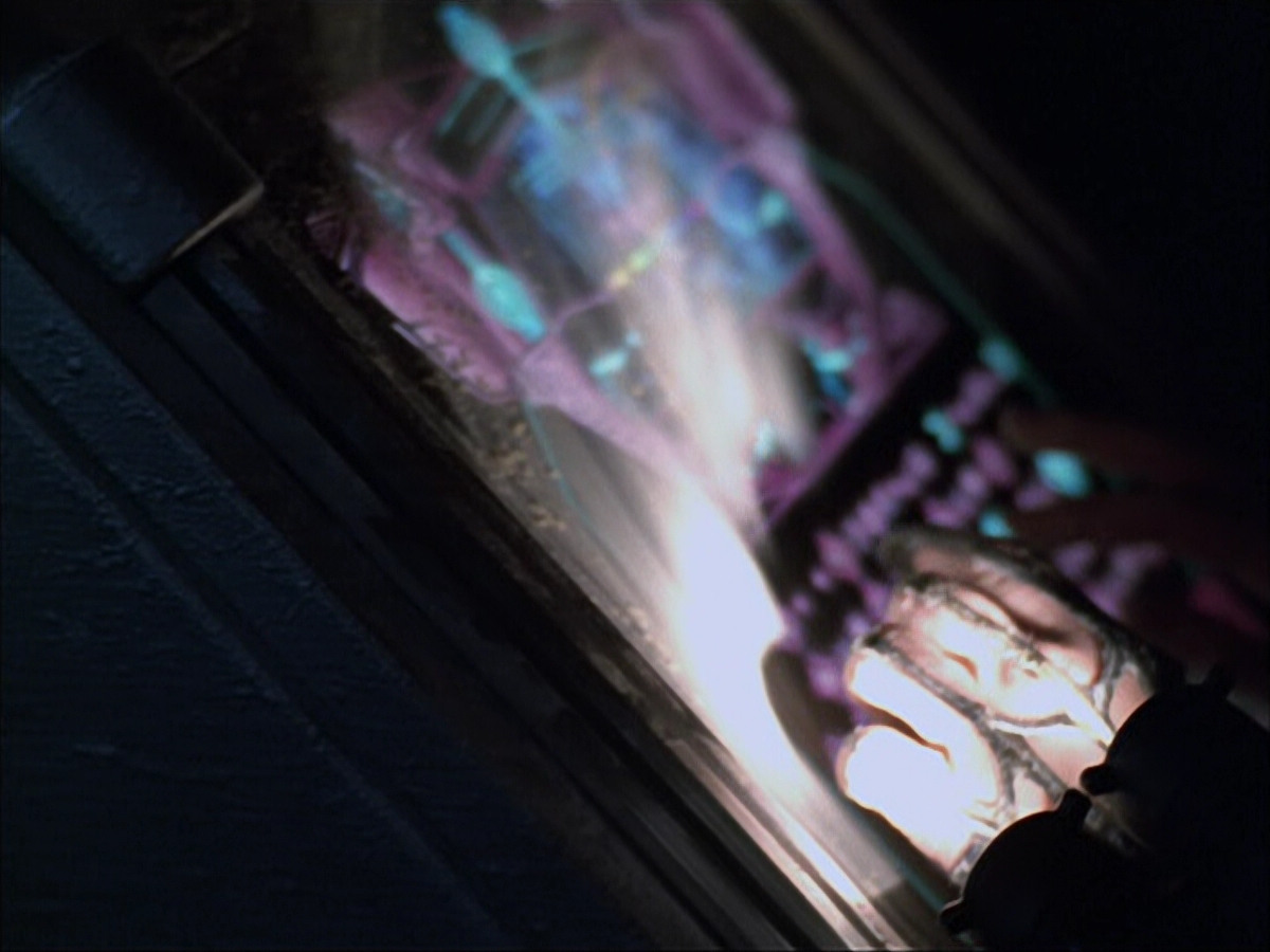 extant_StarTrek_VOY_6x07-DragonsTeeth_00843.jpg