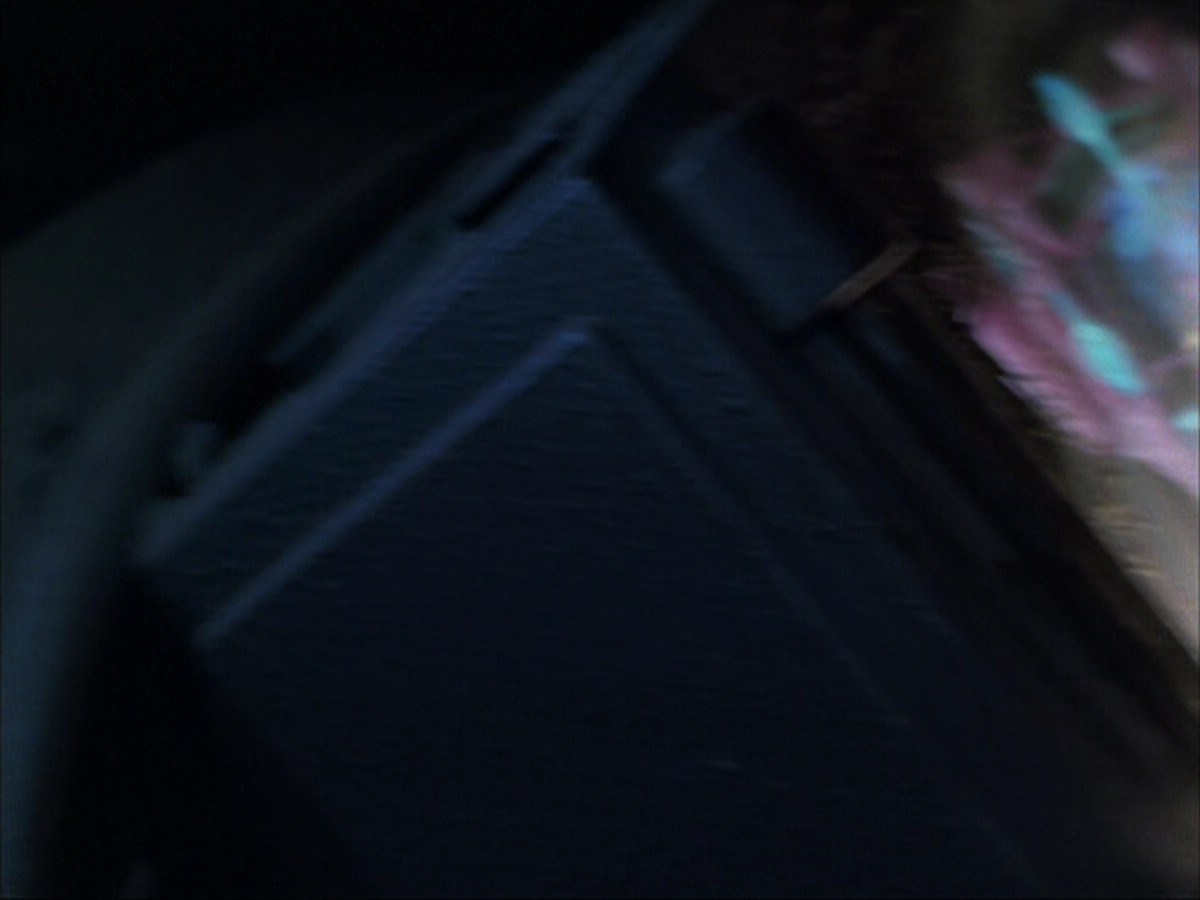extant_StarTrek_VOY_6x07-DragonsTeeth_00844.jpg