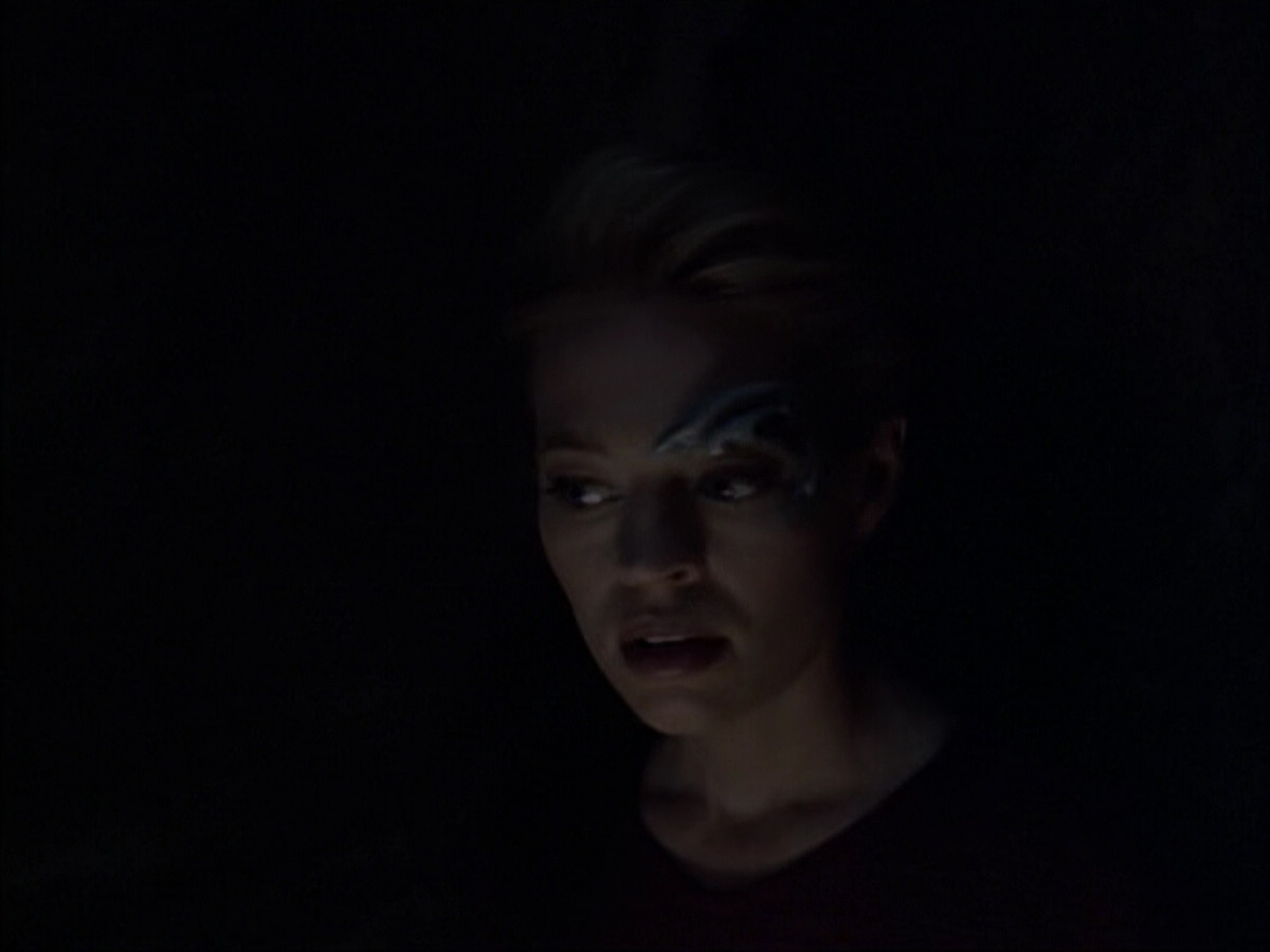 extant_StarTrek_VOY_6x07-DragonsTeeth_00849.jpg