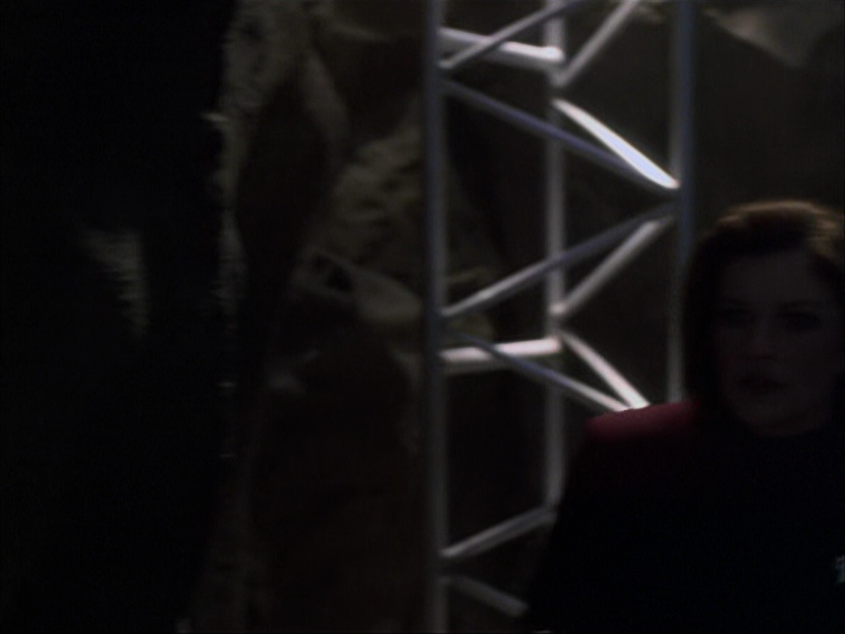 extant_StarTrek_VOY_6x07-DragonsTeeth_00851.jpg