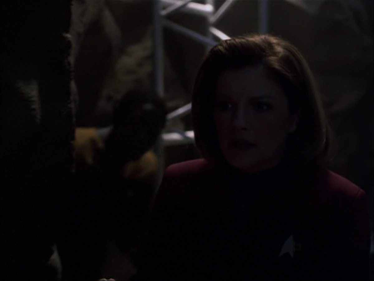 extant_StarTrek_VOY_6x07-DragonsTeeth_00852.jpg