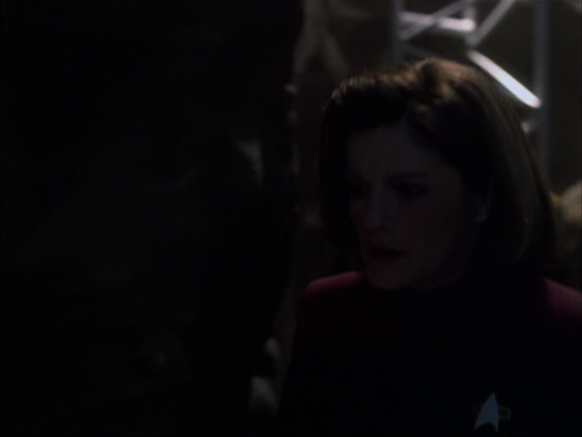 extant_StarTrek_VOY_6x07-DragonsTeeth_00853.jpg